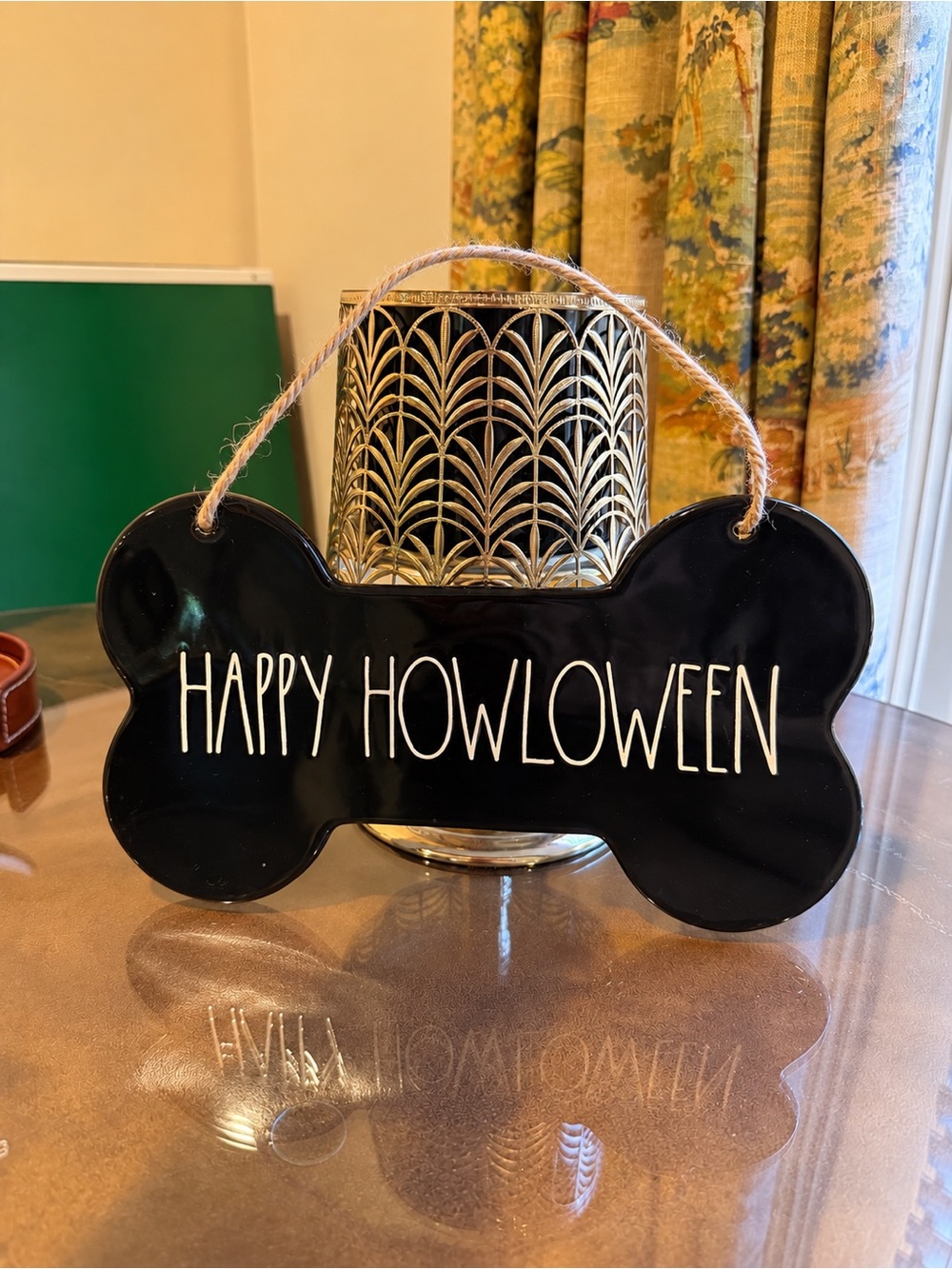 Rae Dunn “Happy Howloween” Ceramic Halloween Bone Sign. Excellent condition.